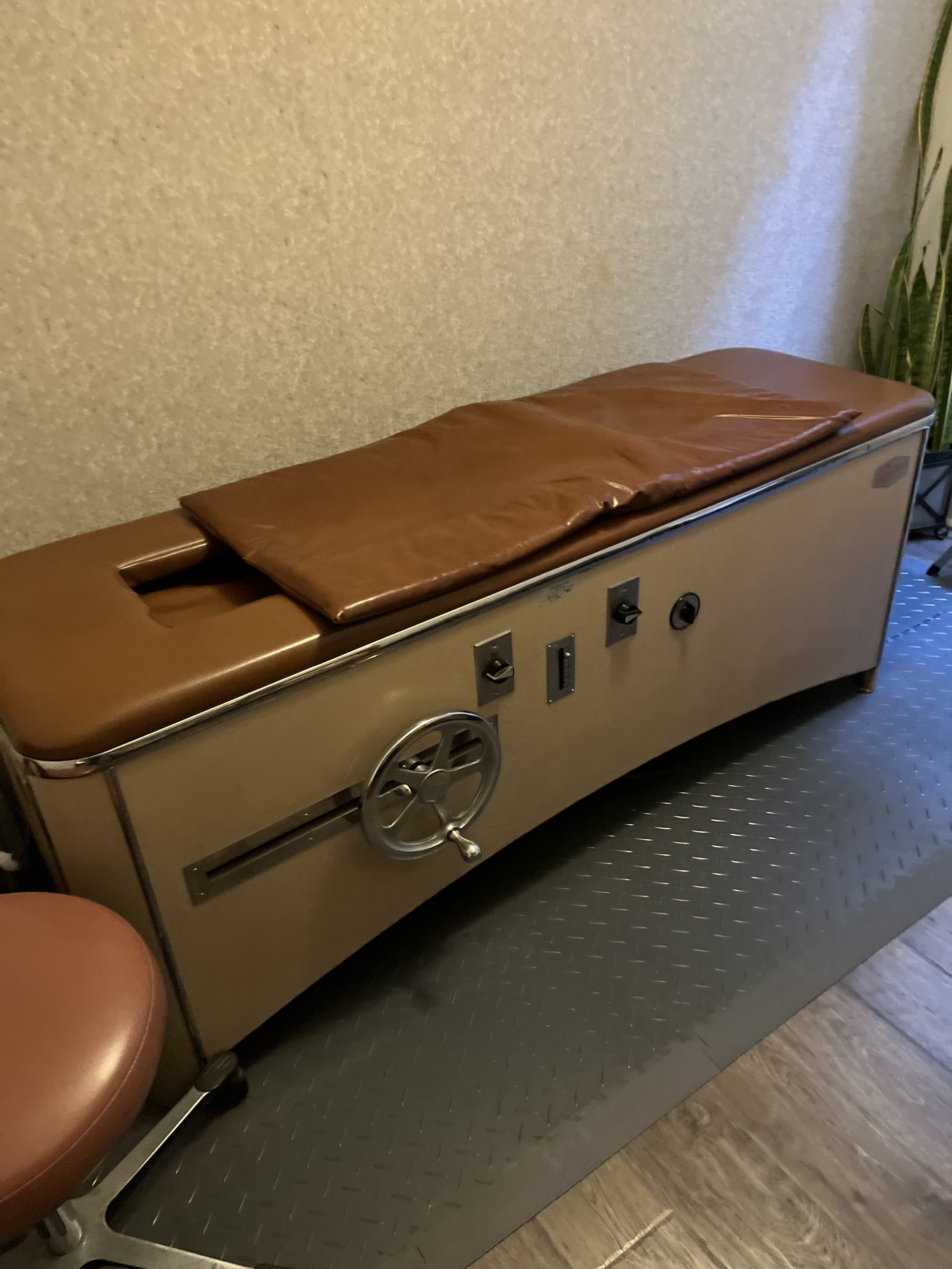 Adjusting table and roller table