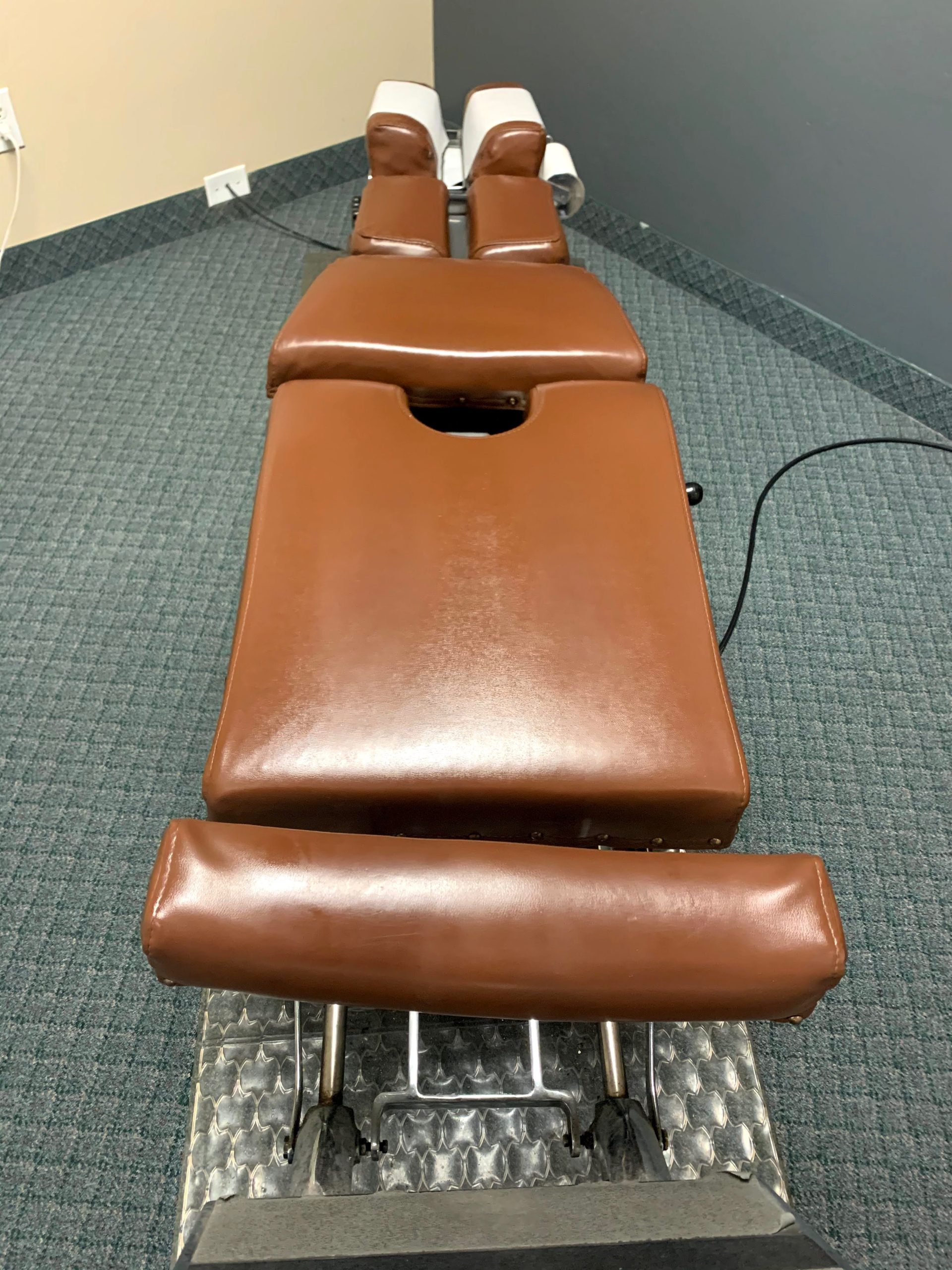 Adjusting table and roller table