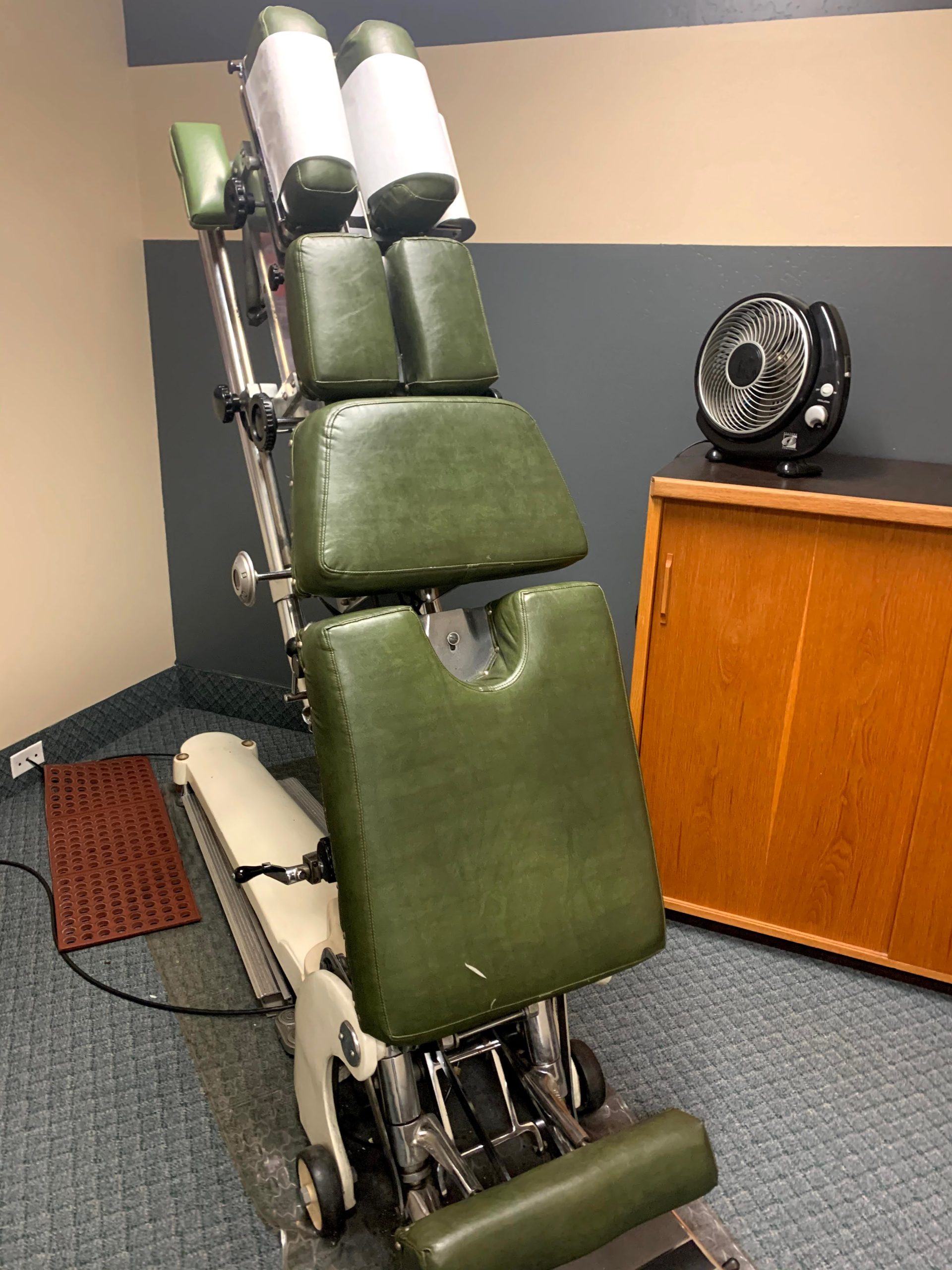 Adjusting table and roller table