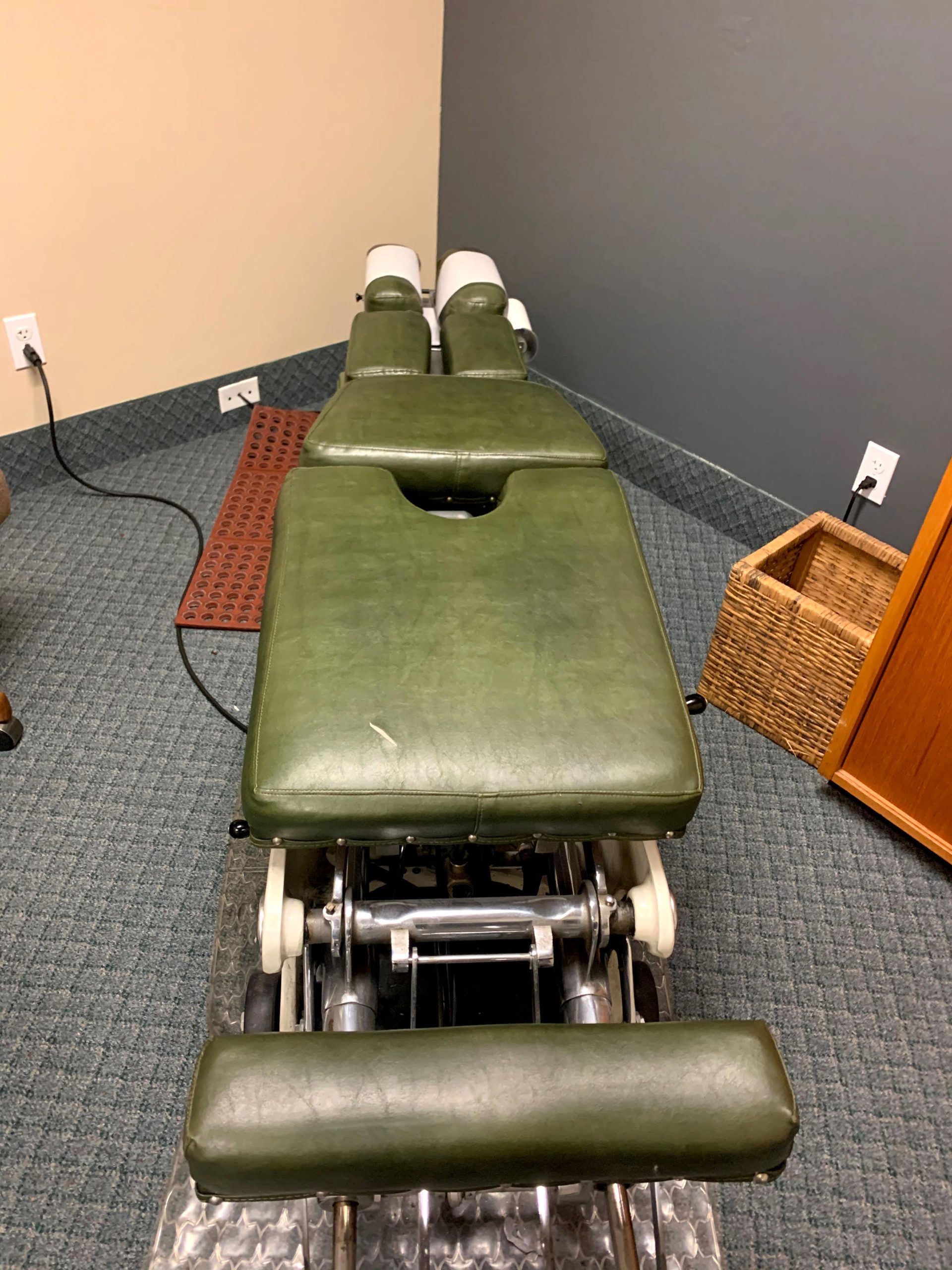 Adjusting table and roller table