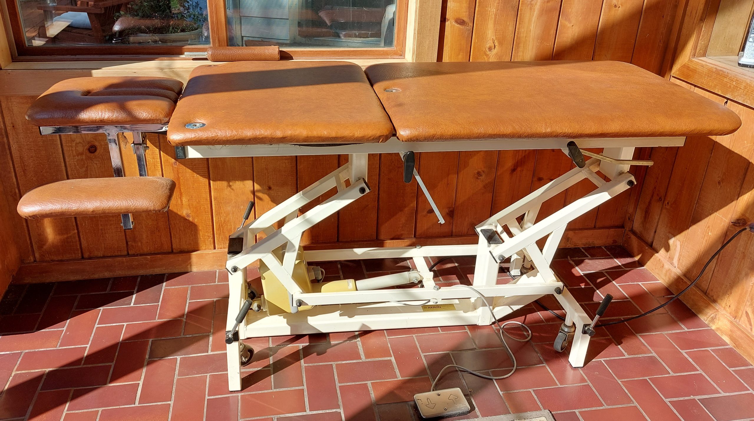 Electric Hi-Lo treatment table