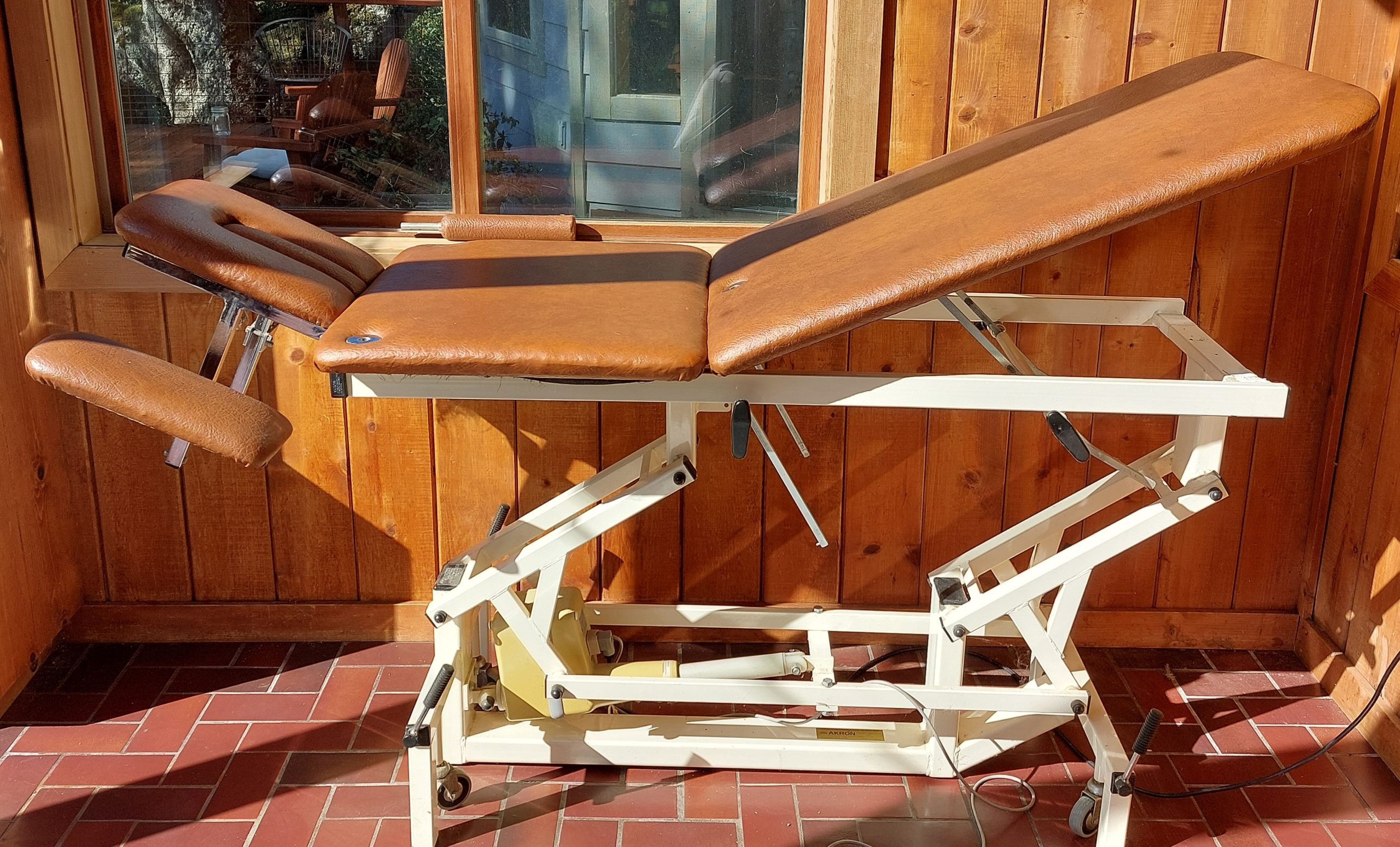 Electric Hi-Lo treatment table