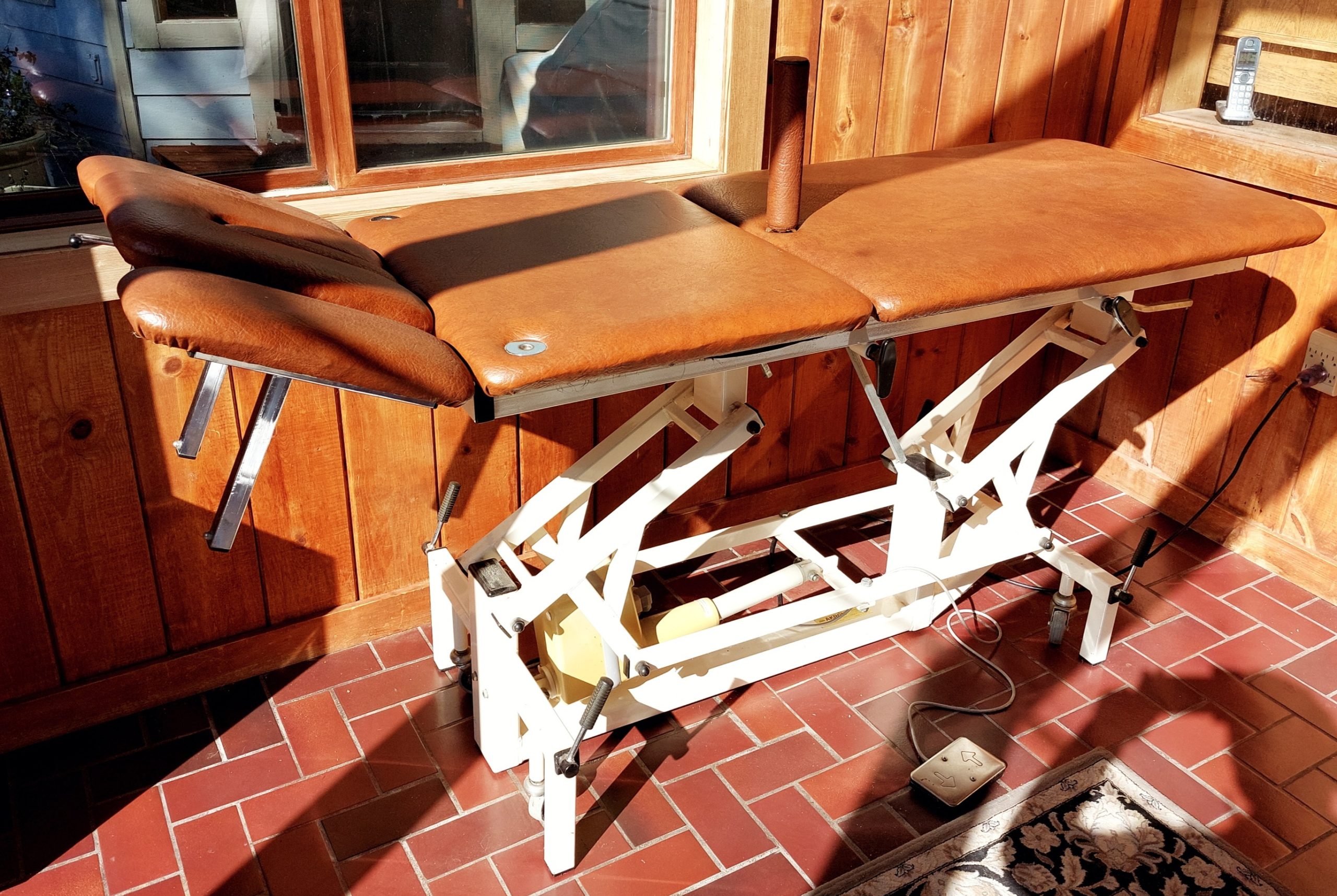 Electric Hi-Lo treatment table